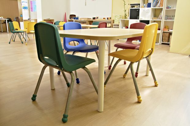 a table and chairs in a classroom